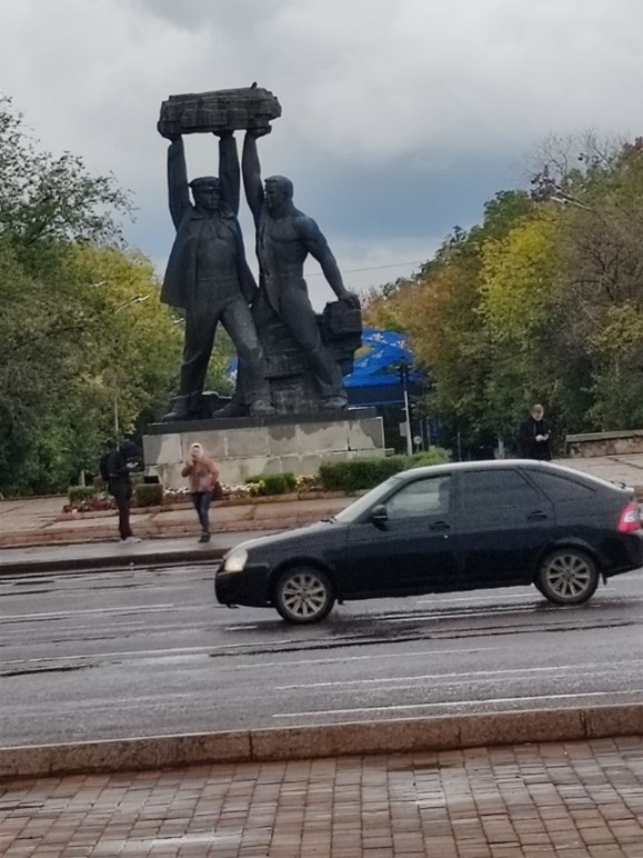 E szobor mellett vártam a buszt nap mint nap (Karaganda)