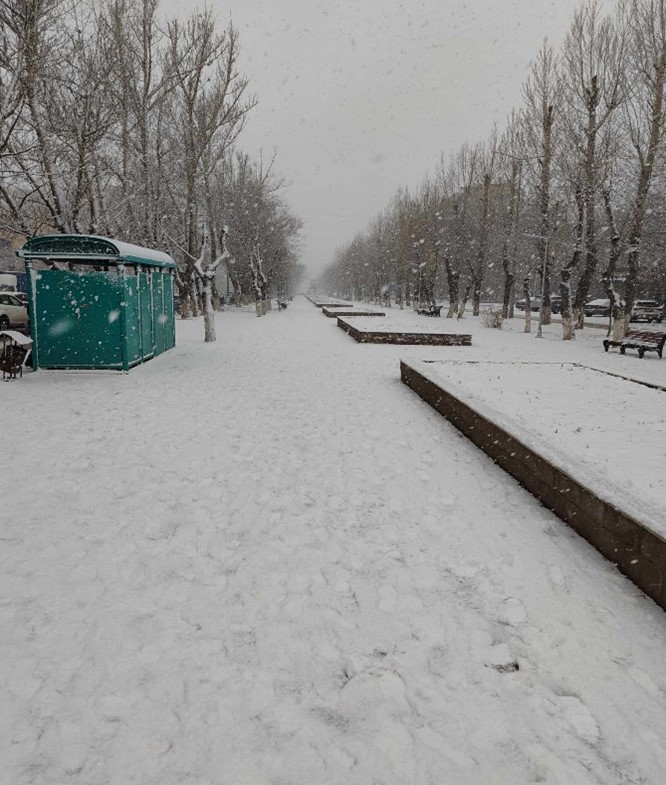 Ami Magyarországon napjainkban felfoghatatlan, heves hóesés novemberben Karaganda egyik sétányán, az egyetem egyik campusa felé (Karaganda)