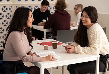 hallgatók beszélgetnek