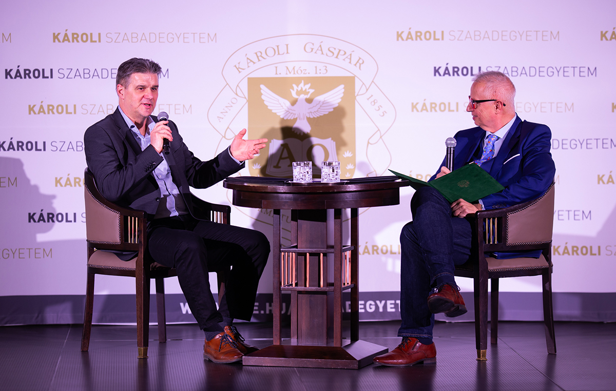 A műkereskedelem világa tárult fel a januári Károli Szabadegyetemen - Fertőszögi Péter - Trócsányi László