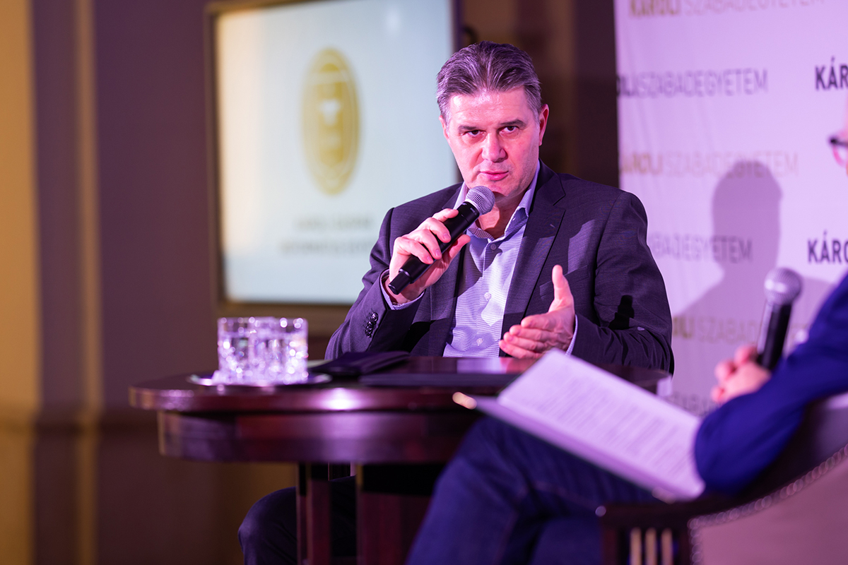 A műkereskedelem világa tárult fel a januári Károli Szabadegyetemen - Fertőszögi Péter - Trócsányi László