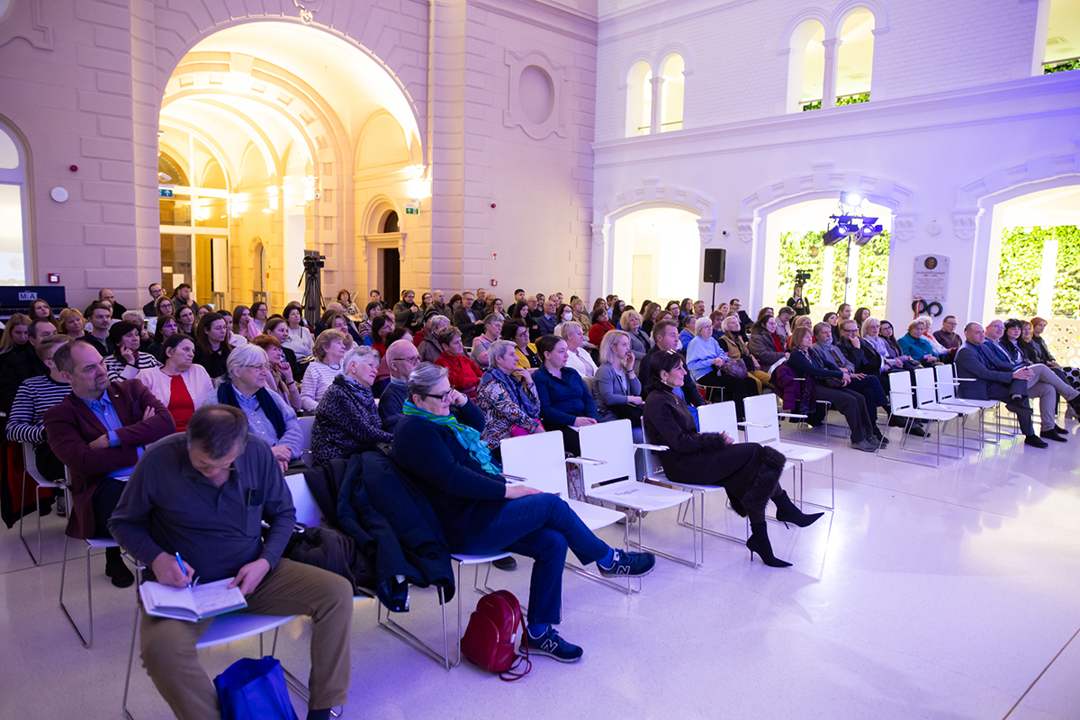 A műkereskedelem világa tárult fel a januári Károli Szabadegyetemen - Fertőszögi Péter - Trócsányi László