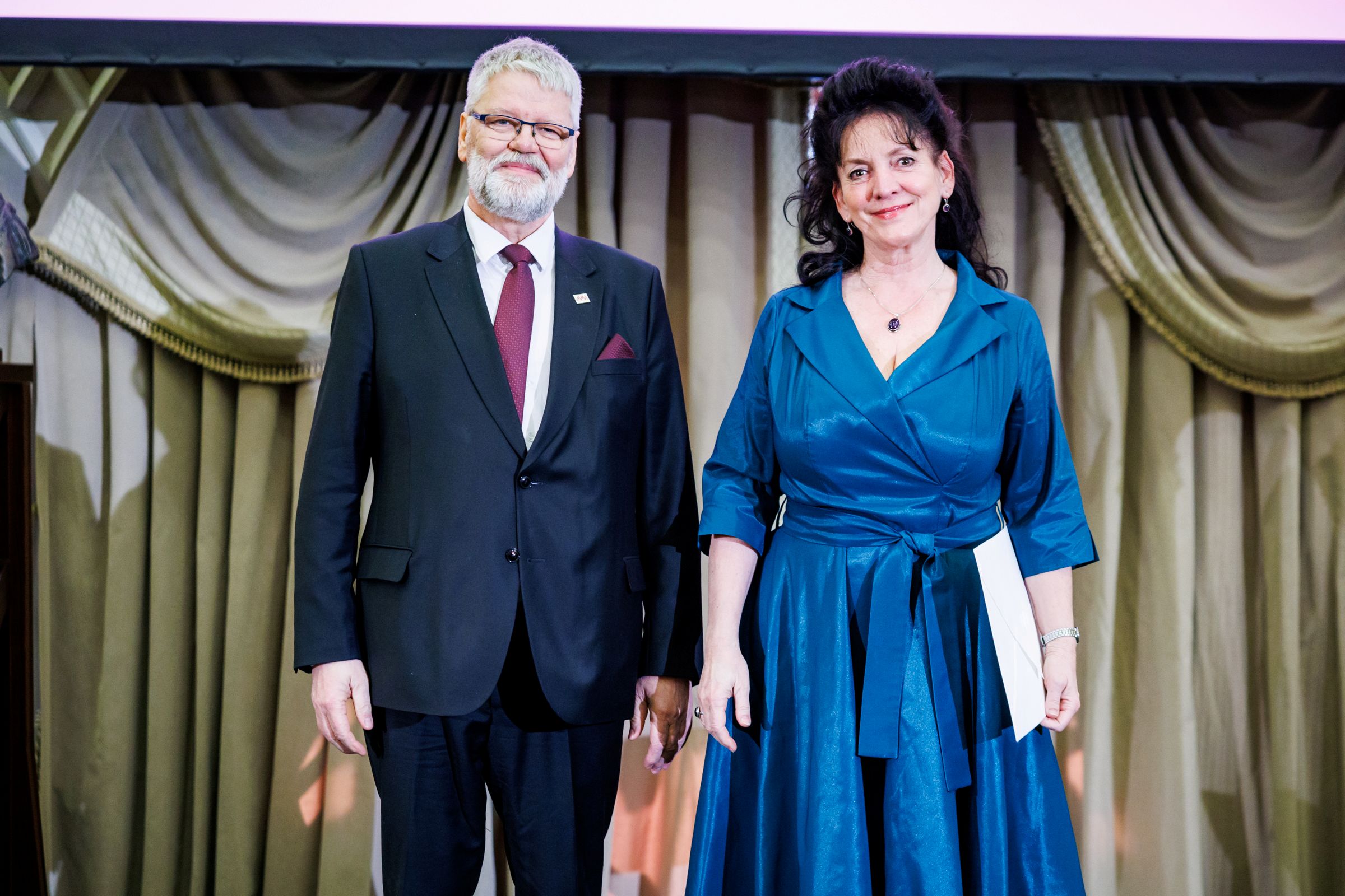 Magyar Művészeti Akadémia tagi oklevél - Lovász Irén Turi Attilával - fotó