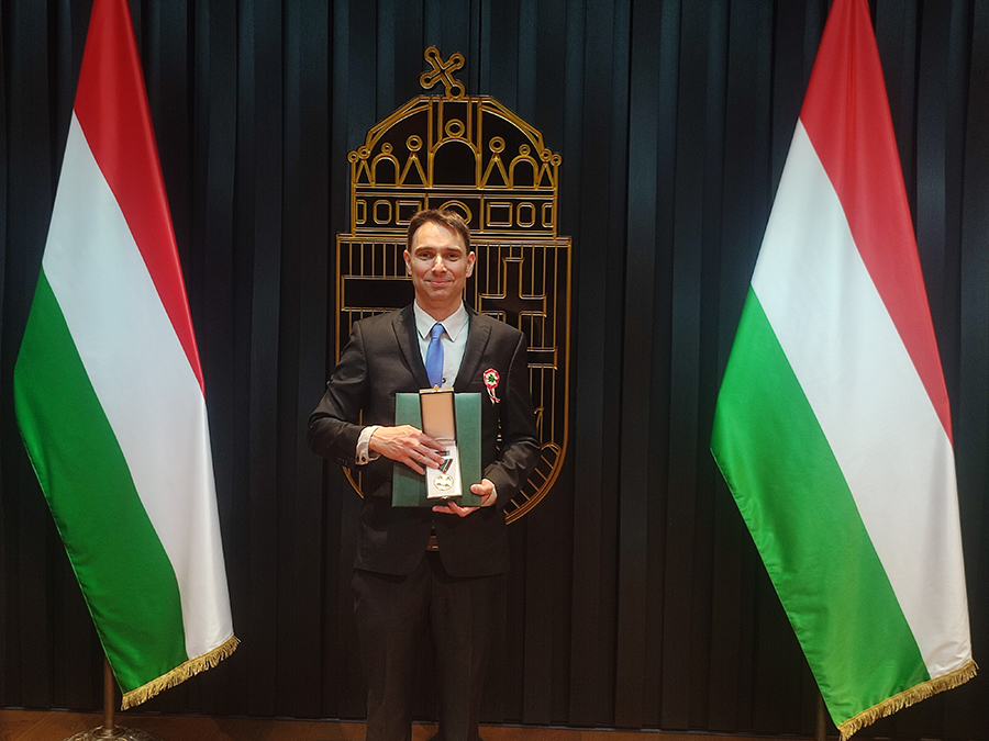 Magyar Arany Érdemkeresztben részesült Vajda Norbert, a Katolikus Szeretetszolgálat főigazgatója, a Károli Gáspár Református Egyetem Gazdaságtudományi, Egészségtudományi és Szociális Kar általános és stratégiai dékánhelyettese - fotó