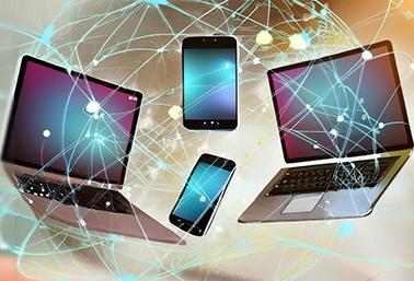 Oktatásinformatika a felsőoktatásban - mobil - laptop - illusztráció