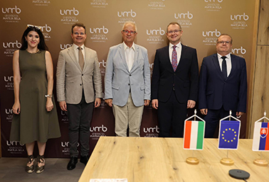 Egyetemünk rektora szakmai egyeztetéseket folytatott Besztercebányán - csoportkép