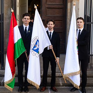 hallgatók zászlókkal