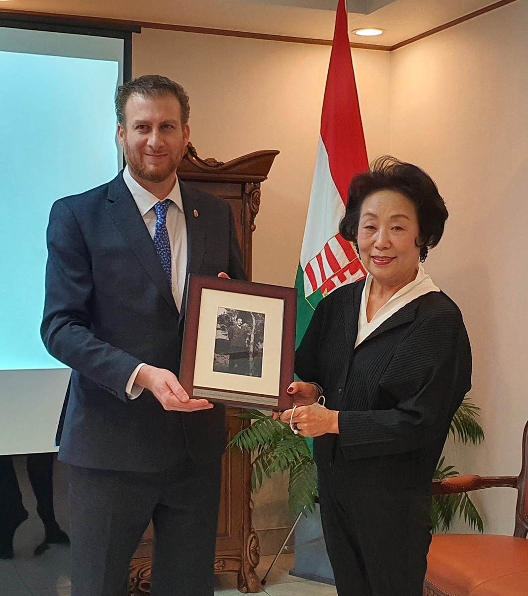 Csoma Mózes Kim Szun Nam zeneszerző lányával - fotó