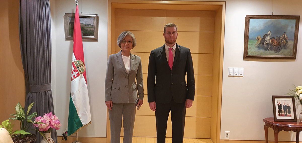 Csoma Mózes nagykövet Kang Kjong Hva volt koreai külügyminiszter asszonnyal - fotó